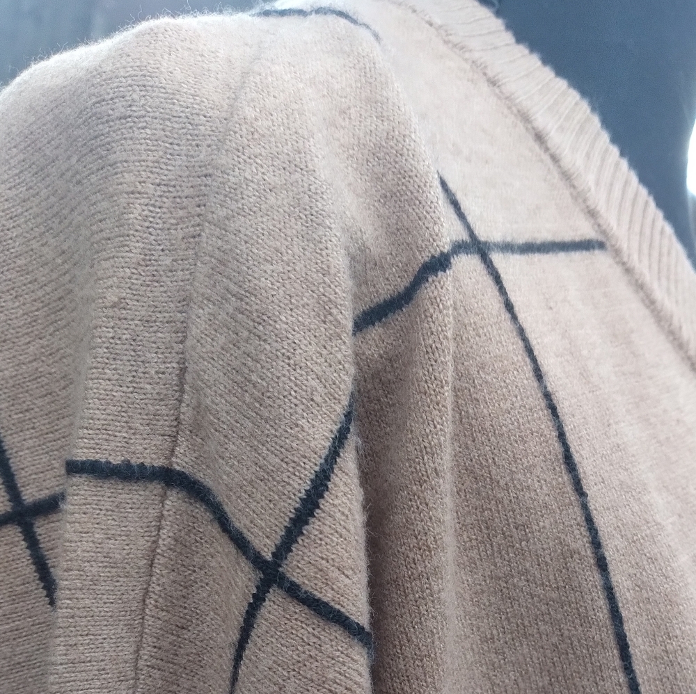 ππ Tahari Camel & Black Sweater Size Large π - Picture 3 of 16